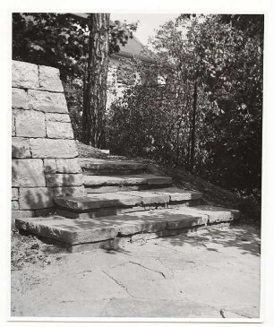 Garten Dr. Roeder/Röder: Mauer mit Treppen in den tiefer liegenden Garten