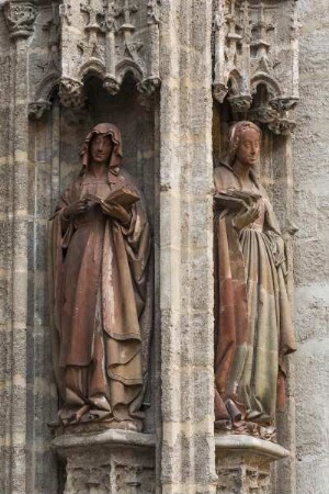 Puerta del Bautismo — Darstellung der Stadtheiligen Sevillas in den rechten Gewändesträngen — Die Schwestern und Märtyrerinnen Justa und Rufina