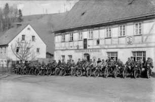Motorradstaffel des NSKK an der Gaststätte 6 Linden