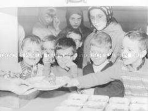 Kinder bei einer Schulspeisung in Berlin-Lichtenberg