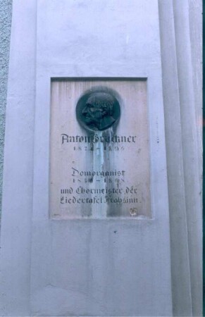 Gedenkstein mit Porträtmedaillon für Anton Bruckner. Linz, Alter Dom (Ignatiuskirche)