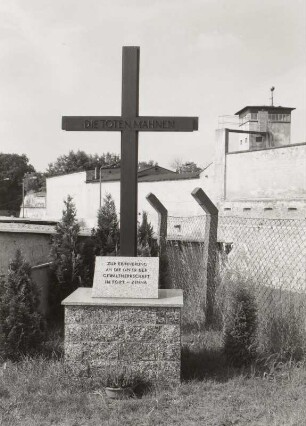 Torgau, Am Fort Zinna, Gedenkkreuz für die Opfer der Gewaltherrschaft im Fort Zinna