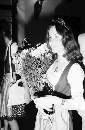 Freiburg: Am Mikrophon; Gisela Faber [Weinkönigin]
