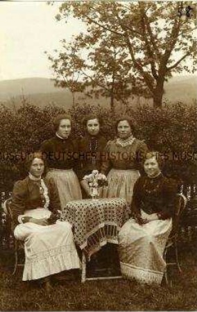 Junge Frauen in einem Garten