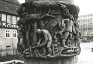 Brunnen mit umlaufendem Reliefband. Backstein, Sandstein. Detail: Holzfäller und Abtransport des Holzes mit Pferd. Haldensleben, Marktplatz, östliche Ecke