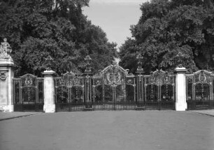 Schmiedeeisernes Eingangsportal eines Parks oder Gartens