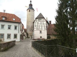 Stadtbefestigung-Ansicht im Süden von Süden mit Kurmainzischem Schloß und Stadtmauer (Wehrgang hier im 19 Jh abgetragen) und Brücke über Stadtgraben