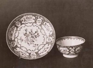 Koppchen und Untertasse mit europäischen Blumen