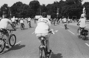 Fahrrad-Sternfahrt mit der Aufschrift "Ein Auto weniger"