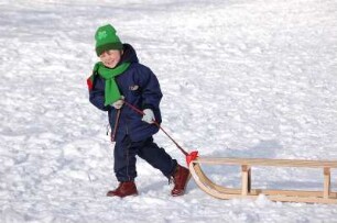 Friedrichsbrunn- Junge mit Schlitten : Kleiner Junge Jannis mit Schlitten, Unterharzgebiet, bei Friedrichsbrunn, aufgenommen 2006