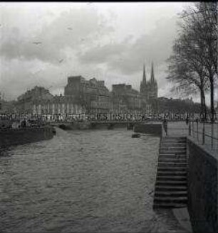 Die Stadt Quimper mit der Kathedrale Saint-Corentin am Fluss Odet an der französischen Atlantikküste