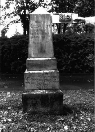 Grabstein 35 (Index: 100101447) Material: Sandstein, unterster Sockel Kalkstein Zustand: gut Maße HxBxT: 157x30x19 cm Beschreibung: Obelisk, getreppter Sockel: Grabstein 35