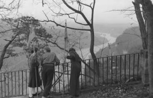 Mitglieder der FDJ während einer Osterfahrt nach Bad Schandau : Drei junge Frauen an einem Aussichtspunkt