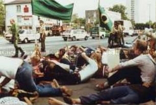 "Die In" der Grünen im Bonner Regierungsviertel