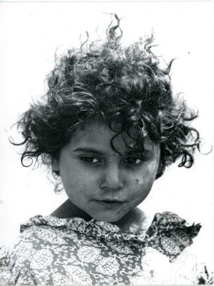 Portrait eines Mädchens der Roma in Rumänien