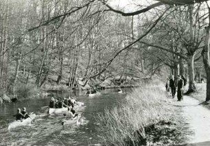 Alsterwanderung an der Oberalster bei Poppenbüttel im Frühjahr. Wanderer sind unterwegs- zu Wasser und per Pedes