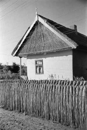 Reisefotos Rumänien. Bauernhaus mit Flechtzaun