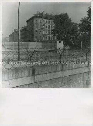Blick nach Ost-Berlin auf Sektorengrenze und Mauer an der Kreuzberger Heinrich-Heine-Straße