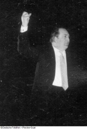 Gewandhauskapellmeister Franz Konwitschny bei der Probe mit dem Gewandhausorchester. Leipzig, Kongreßhalle, 03.05.1956