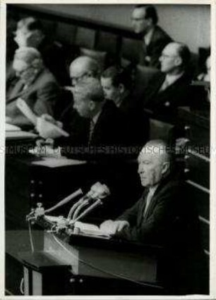 Konrad Adenauer spricht in der Bundestagsdebatte um die Pariser Verträge