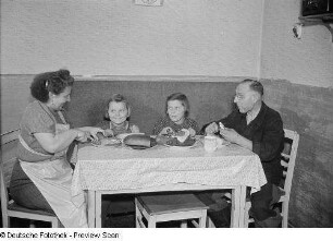 Kinder mit Eltern beim Essen