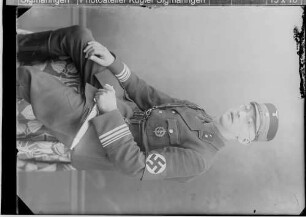 Mann in SA-Uniform mit Dolch (Truppführer)