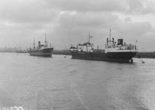 Im Hafen von Rotterdam : Blick in den Hafen mit zwei Dampfschiffen