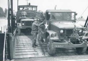 Entladung von Militärlastwagen
