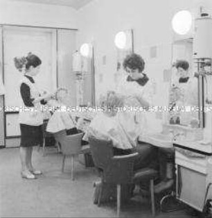 Kundinnen in einem Salon der PGH der Friseure in Berlin-Karlshorst