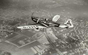 Dresden-Strehlen von Südsüdosten mit Sportflugzeug Klemm L-25 der SA-Fliegersturm-Staffel (Reklameflug für Sturm-Zigarettenfabrik Arthur Dreßler Dresden)
