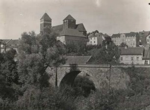 Rastenburg (Kętrzyn). Georgikirche und Türme der alten Stadtbefestigung
