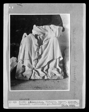 Fragment einer sitzenden Gewandfigur