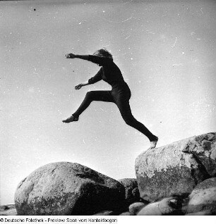 Ostsee; Gisela mit Reifen, beim Sprung