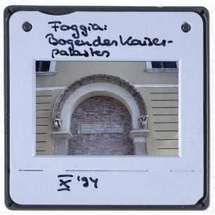 Foggia, Kaiserliches Residenzschloss : Portalbogen