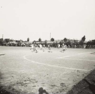 Fußballfeld mit Zuschauern während eines Fußballspiels