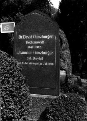 Grabstein 6 (Index: 100110098) Material: Granit Zustand: gut Maße HxBxT: 180x80x20 cm Beschreibung: Stele, Sockel, mehrfach eingezogener giebelartiger Abschluß Besonderheit: Doppelgrab: Grabstein 6