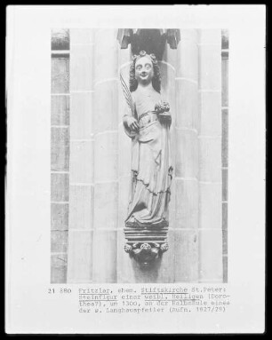 Figur einer Heiligen, möglicherweise die heilige Dorothea