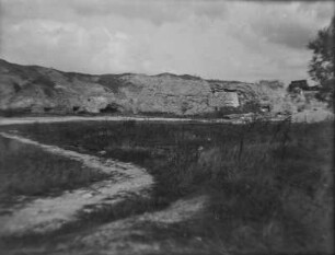 Höhlen : Blick auf eine Felswand mit Höhlen