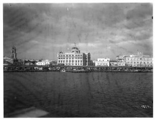 Havanna. Stadtansicht mit Börsengebäude und Hafeneinfahrt. Blick von einem Hochseepassagierdampfer