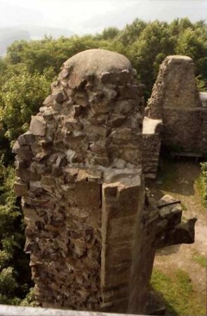Geroldseck: Burgruine; von oben auf Säulen und Stützen