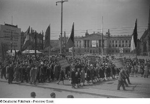 Demonstrationszug, im Hintergrund Augusteum