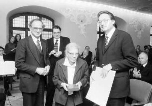Freiburg: Rathaus, Aula, Buber-Rosenzweig-Medaille für Frau Dr. Gertrud Luckner, Preisüberreichung