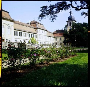 Adolphseck: Schloss, Parkseite mit Kirchturm