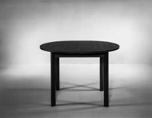 Eßtisch : Leipzig. Leipziger Herbstmesse (Vormesse), 1986. Eßtisch. Holz, folienbeschichtet in Teakholzoptik (1986; VEB Möbelkombinat Dresden-Hellerau)