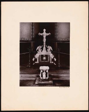 Altar und Taufbecken: Ansicht eines Altars und eines Taufbeckens