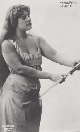 Helena Forti als Sieglinde : Helena Forti als Sieglinde in "Die Walküre" der Ring-Tetralogie von Richard Wagner. Königliche Hofoper Dresden, 1915/1916. Fotografie (Weltpostkarte) von E. Müller (Hahn Nachf.)