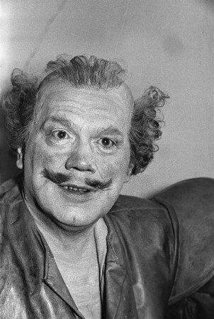Szenenbilder aus "Falstaff" von G. Verdi mit H. Reinmar, S. Schöner, D. Eustrati, I. Armgart, R. Peters, Komische Oper 1952