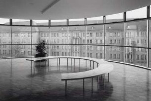 Dresden-Altstadt. St. Benno-Gymnasium (1994-1996, G. Behnisch), Pillnitzer Straße 39. 3. Obergeschoß, Pausenrunde