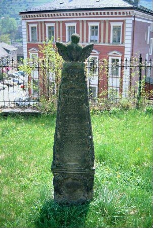 alter Grabstein auf dem Kirchhof
