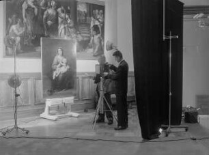 Fotografen in der Gemäldegalerie : Fotografen der Deutschen Fotothek (Rudolph Kramer und Assistent) während der Reproduktion des Gemäldes "Maria mit dem Kinde" von Bartolomé Esteban Murillo in der Gemäldegalerie Alte Meister (Staatliche Kunstsammlungen)